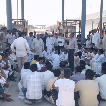 15 किलोमीटर क्षेत्र को टोल मुक्त करने की मांग, टोल कम्रियों पर लगाया मनमानी का आरोप: चौहिलांवाली टोल पर ग्रामीणों का घेराव