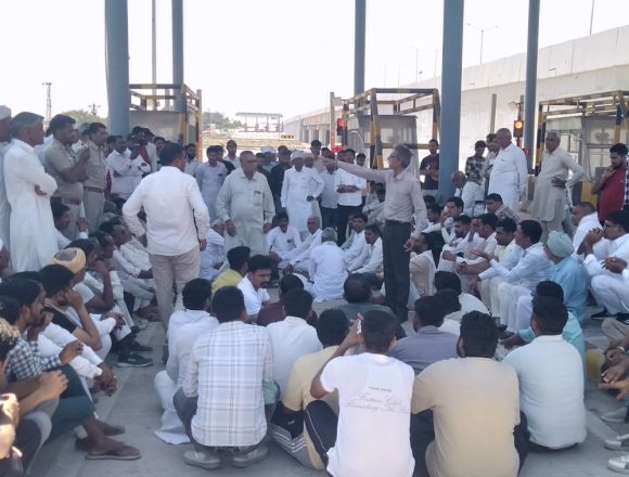 15 किलोमीटर क्षेत्र को टोल मुक्त करने की मांग, टोल कम्रियों पर लगाया मनमानी का आरोप: चौहिलांवाली टोल पर ग्रामीणों का घेराव