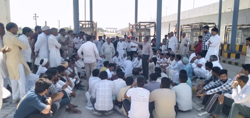 15 किलोमीटर क्षेत्र को टोल मुक्त करने की मांग, टोल कम्रियों पर लगाया मनमानी का आरोप: चौहिलांवाली टोल पर ग्रामीणों का घेराव