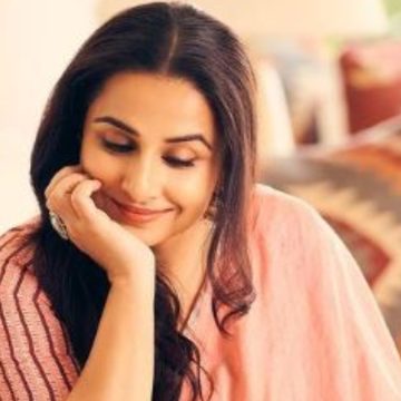 अनन्या पांडे ने विद्या बालन को लगाया गले:फिल्म की स्क्रीनिंग में पहुंचे थे दोनों, साथ में पैपराजी को दिए पोज