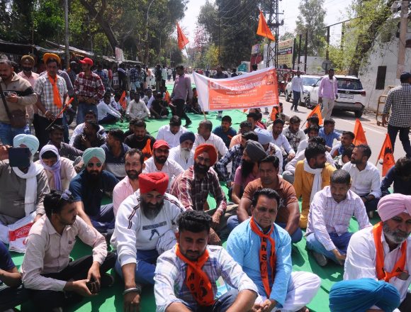ganganagar_3 जिला कलक्टर के मार्फत मुख्यमंत्री को भेजा ज्ञापन, 6 सूत्री मांगों का निराकरण मांगा; श्रमिकों की समस्याओं को लेकर भारतीय मजदूर संघ का कलेक्ट्रेट पर प्रदर्शन