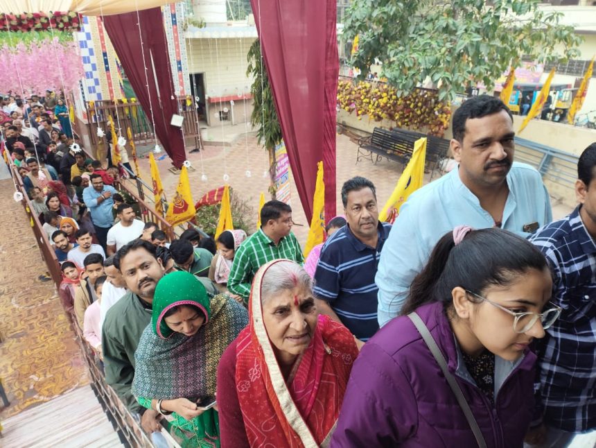 बारस पर बाबा श्याम को लगाया एक दर्जन से अधिक खीर चूरमे की सवामणियों का महाभोग ‘हाजिरी लिखवाता हूं हर ग्यारस में… मिलती है तनख्वाह मुझे बारस में…’