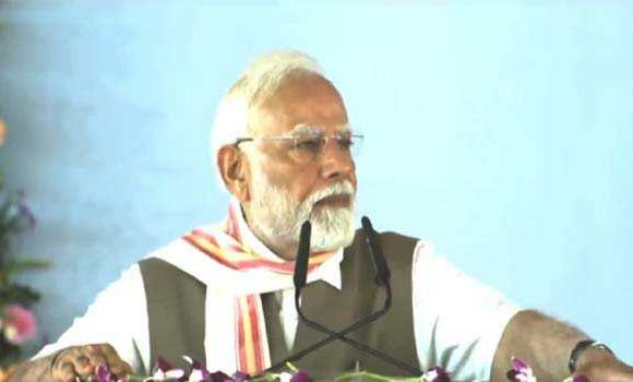 आपरेशन सिंदूर तरकश का सिर्फ एक तीर, आतंक का फन फिर उठा तो बिल से खींचकर कुचलेंगे : मोदी आपरेशन सिंदूर तरकश का सिर्फ एक तीर, आतंक का फन फिर उठा तो बिल से खींचकर कुचलेंगे : मोदी