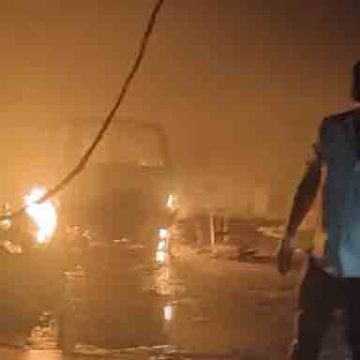 नापासर में फैक्ट्री और गोदाम में लगी आग:पांच क्विंटल पापड़ जलकर राख, मारुति वैन भी जली