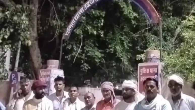 लव, एक्शन, ड्रामा… घर से भागकर प्रेमी जोड़े ने की शादी, पुलिस ने एक्शन लिया तो ग्रामीणों ने बनाया बंधक लव, एक्शन, ड्रामा… घर से भागकर प्रेमी जोड़े ने की शादी, पुलिस ने एक्शन लिया तो ग्रामीणों ने बनाया बंधक