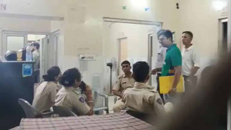 जोधपुर के डॉक्टर के अस्पताल पर आयकर विभाग की छापेमारी जारी, 3.50 करोड़ रुपये से ज्यादा कैश बरामद जोधपुर के डॉक्टर के अस्पताल पर आयकर विभाग की छापेमारी जारी, 3.50 करोड़ रुपये से ज्यादा कैश बरामद