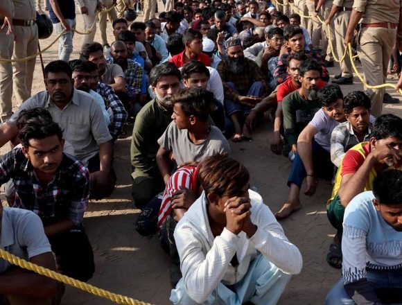 अवैध बांग्लादेशियों पर असम में बड़ी कार्रवाई, पकड़कर ‘नो-मैन्स लैंड’ में ढकेल रही हिमंत सरकार अवैध बांग्लादेशियों पर असम में बड़ी कार्रवाई, पकड़कर ‘नो-मैन्स लैंड’ में ढकेल रही हिमंत सरकार