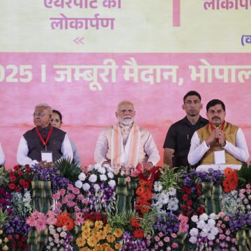 पीएम मोदी ने पाकिस्तान को ललकारा- उधर से गोली चलेगी तो यहां से गोले चलेंगे