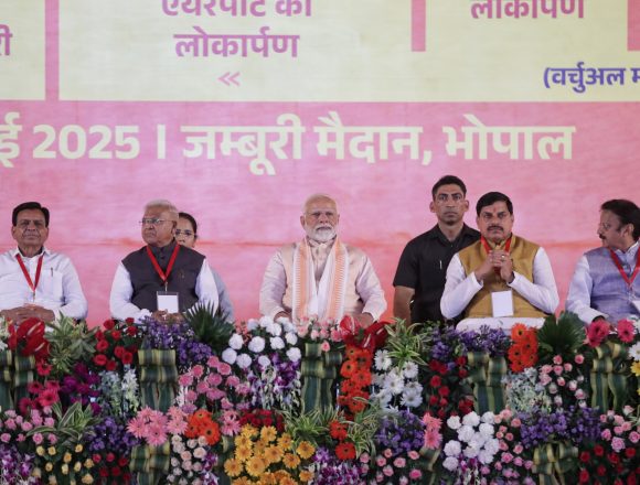 पीएम मोदी ने पाकिस्तान को ललकारा- उधर से गोली चलेगी तो यहां से गोले चलेंगे पीएम मोदी ने पाकिस्तान को ललकारा- उधर से गोली चलेगी तो यहां से गोले चलेंगे
