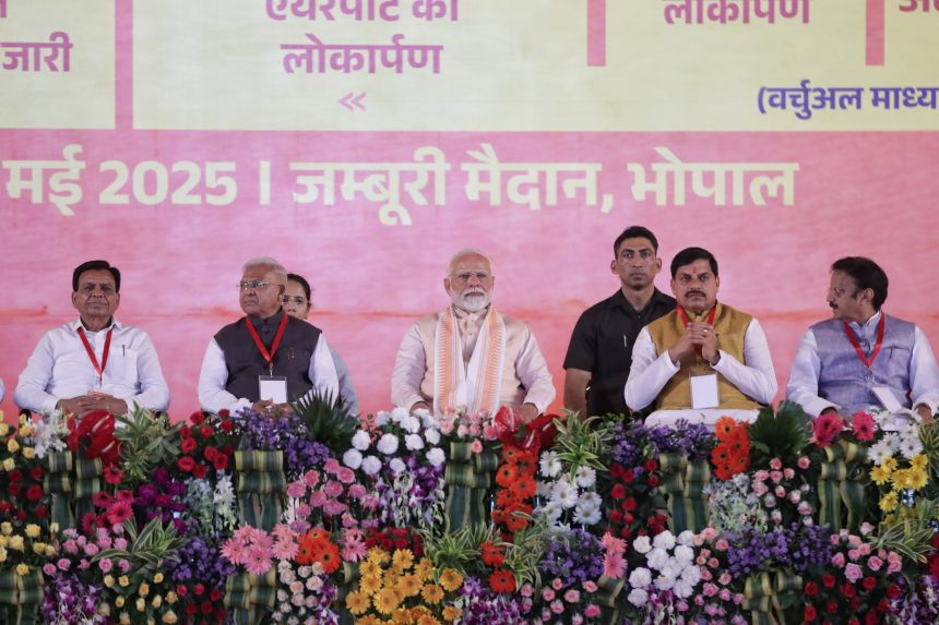 पीएम मोदी ने पाकिस्तान को ललकारा- उधर से गोली चलेगी तो यहां से गोले चलेंगे पीएम मोदी ने पाकिस्तान को ललकारा- उधर से गोली चलेगी तो यहां से गोले चलेंगे