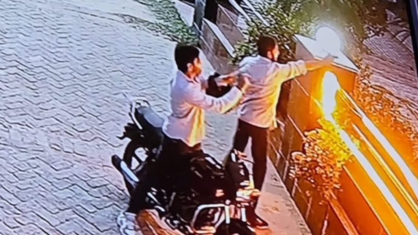 हनुमानगढ़ में अपराध की दो वारदात: होटल व्यापारी की दिनदहाड़े गोली मारकर हत्या, हेड कांस्टेबल से धक्कामुक्की व बदसलूकी हनुमानगढ़ में अपराध की दो वारदात: होटल व्यापारी की दिनदहाड़े गोली मारकर हत्या, हेड कांस्टेबल से धक्कामुक्की व बदसलूकी