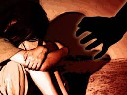नाबालिग के साथ सौतेले पिता सहित 6 लोगों ने किया दुष्कर्म नाबालिग के साथ सौतेले पिता सहित 6 लोगों ने किया दुष्कर्म