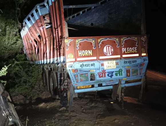 00 अनियंत्रित होकर सड़क किनारे उतरी जीप, घायलों और उन्हें बचाने आए लोगों को ट्रक ने कुचला, 4 की मौत