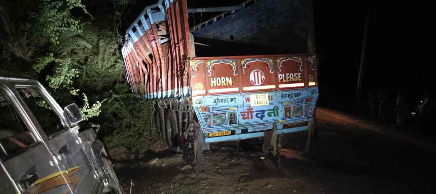 00 अनियंत्रित होकर सड़क किनारे उतरी जीप, घायलों और उन्हें बचाने आए लोगों को ट्रक ने कुचला, 4 की मौत