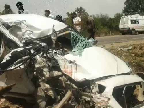 00 जयपुर में सड़क हादसा, मां-बेटे समेत तीन की मौत:खाटू श्याम के दर्शन के लिए निकला था परिवार, ट्रक का टायर फटते ही कार से टकराया