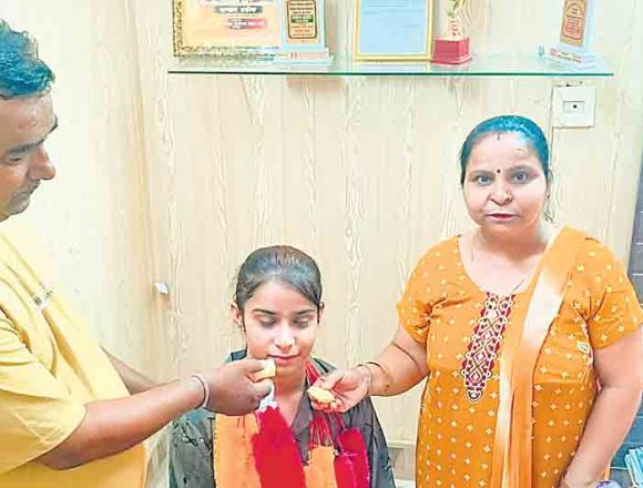 00 बारहवीं का परिणाम जारी; आर्ट्स में अनुप्रिया, कॉमर्स में कंगना तो साइंस में प्रीति टॉपर