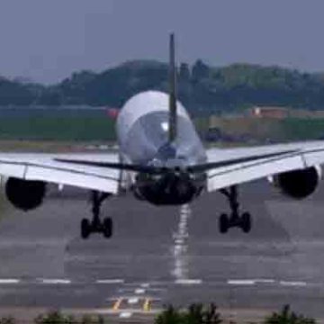 बेंगलुरु से दिल्ली जा रहे प्लेन में तकनीकी खामी आई:जयपुर एयरपोर्ट पर हुई इमरजेंसी लैंडिंग, जांच के बाद उड़ान के लिए अनफिट करार दिया