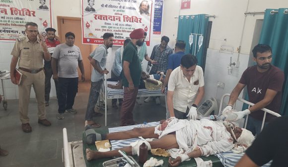 1001737324 दो कारों की भिड़ंत में 2 की मौत, 7 घायल