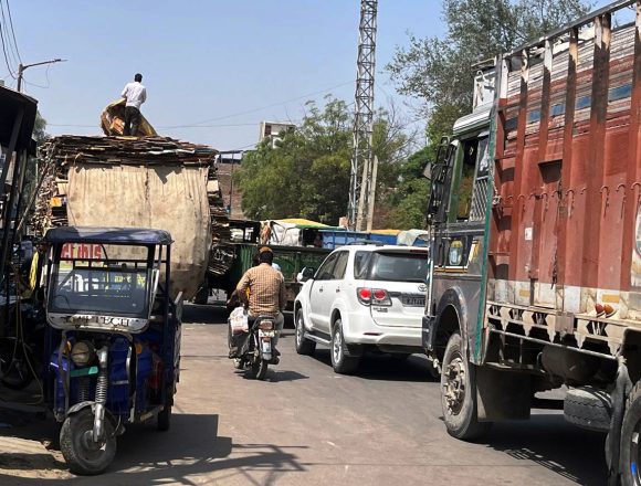 18sds1 सादुलशहर में यातायात व्यवस्था: जहां चाहो पार्किग करो साधन.. कोई रोकने-टोकने वाला नहीं