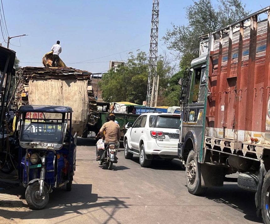 18sds1 सादुलशहर में यातायात व्यवस्था: जहां चाहो पार्किग करो साधन.. कोई रोकने-टोकने वाला नहीं