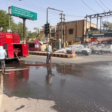 हीट वेव का असर शहर के मुख्य मार्गों पर नगरपरिषद ने पानी का छिड़काव किया