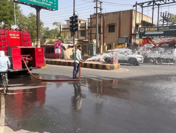 5298ff86-5485-4128-a18d-1acc5ef105f3 हीट वेव का असर शहर के मुख्य मार्गों पर नगरपरिषद ने पानी का छिड़काव किया