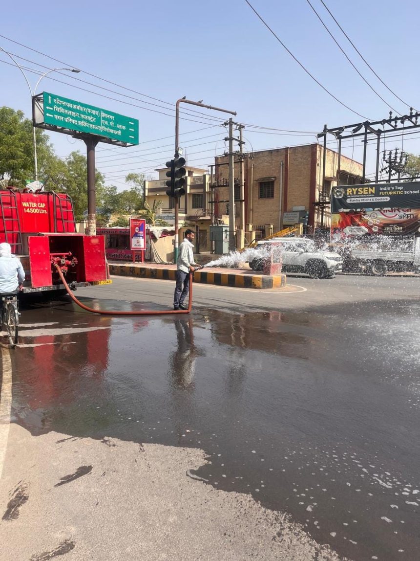 5298ff86-5485-4128-a18d-1acc5ef105f3 हीट वेव का असर शहर के मुख्य मार्गों पर नगरपरिषद ने पानी का छिड़काव किया