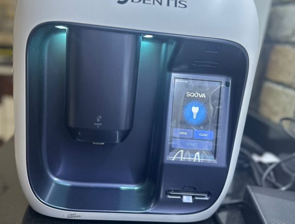 DENTIS दंत आरोग्यम क्लिनिक पर अत्याधुनिक यूवी इम्प्लांट एक्टिवेटर
