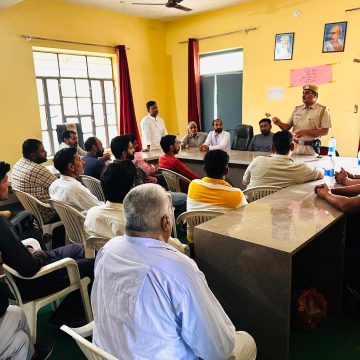 पुलिस ने पतरोड़ा में ग्रामीणों से किया संवाद