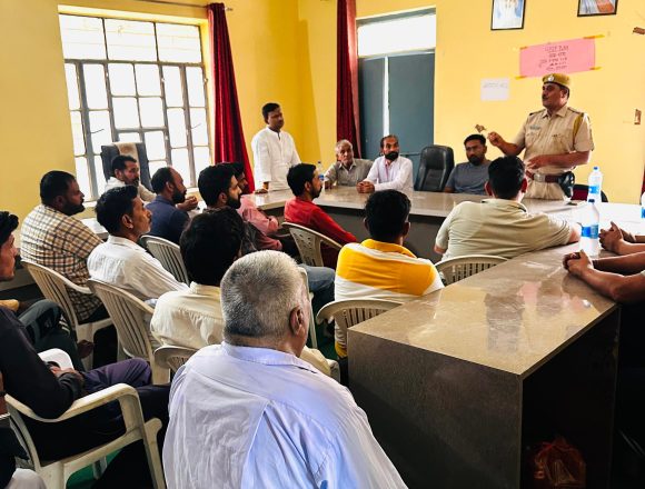 पुलिस ने पतरोड़ा में ग्रामीणों से किया संवाद