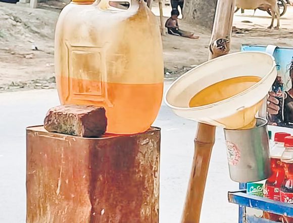 Petrol-2 सादुलशहर में दुकान-दुकान पेट्रोल व डीजल की सरेआम हो रही बिक्री