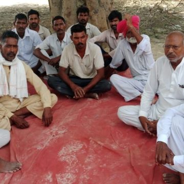 पेयजल संकट के चलते ग्रामीणों ने लगाया धरना