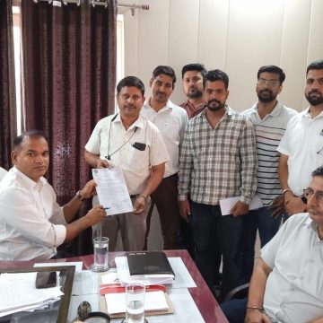 सूचना सहायक एवं सहायक प्रोग्रामर ने विकास अधिकारी को दिया ज्ञापन