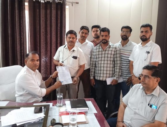 SDS सूचना सहायक एवं सहायक प्रोग्रामर ने विकास अधिकारी को दिया ज्ञापन