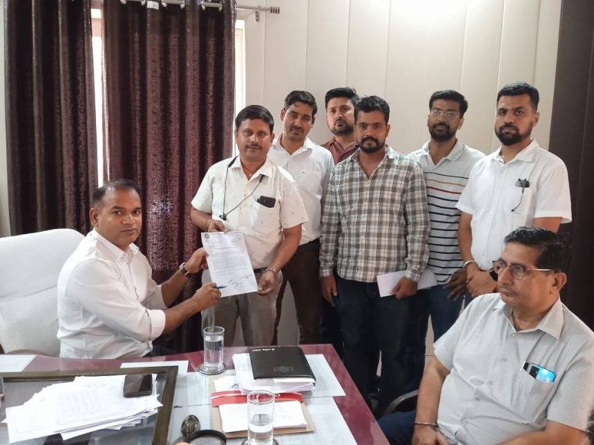 SDS सूचना सहायक एवं सहायक प्रोग्रामर ने विकास अधिकारी को दिया ज्ञापन
