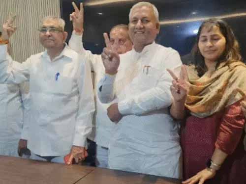 दिल्ली में आप के 15 पार्षदों ने इस्तीफा दिया