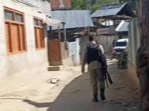 उत्तरी कश्मीर में कई जगह पुलिस के छापे