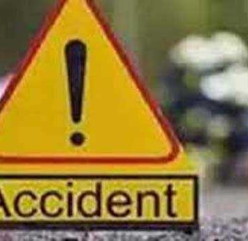 बलरामपुर में ट्रक-कार में भिड़ंत,पांच मरे आठ घायल