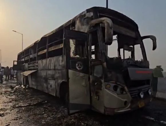 bus aag लखनऊ में बड़ा हादसा; बिहार से दिल्ली जा रही बस में लगी भीषण आग, 5 यात्रियों की जिंदा जलकर मौत
