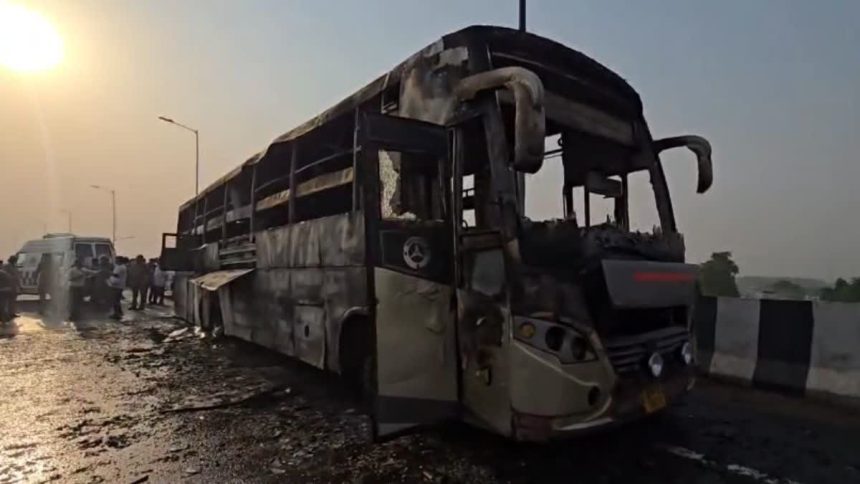 bus aag लखनऊ में बड़ा हादसा; बिहार से दिल्ली जा रही बस में लगी भीषण आग, 5 यात्रियों की जिंदा जलकर मौत