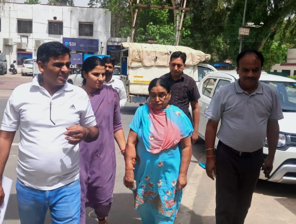 cbd0bb4d-b83c-48f0-9e36-48c271537e56 35,000 में भ्रूण लिंग जांच करवाते रिटायर्ड नर्सगिरफ्तार, दलाल की तलाश, डॉक्टर की होगी जांच