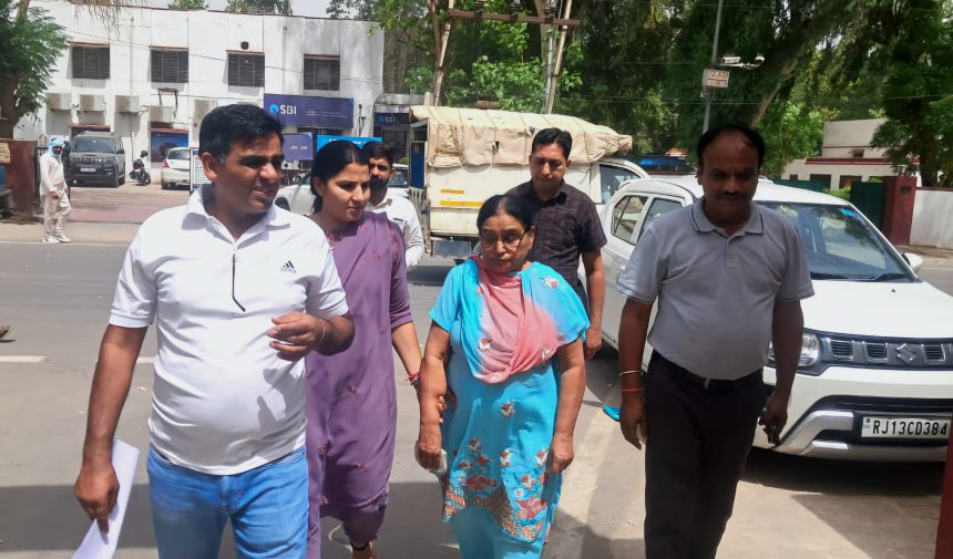 cbd0bb4d-b83c-48f0-9e36-48c271537e56 35,000 में भ्रूण लिंग जांच करवाते रिटायर्ड नर्सगिरफ्तार, दलाल की तलाश, डॉक्टर की होगी जांच