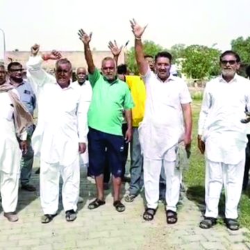 h01 फिल्टर किए बगैर ट्यूबवैल का खारा पानी सप्लाई करने से आक्रोशित हुए ग्रामीण