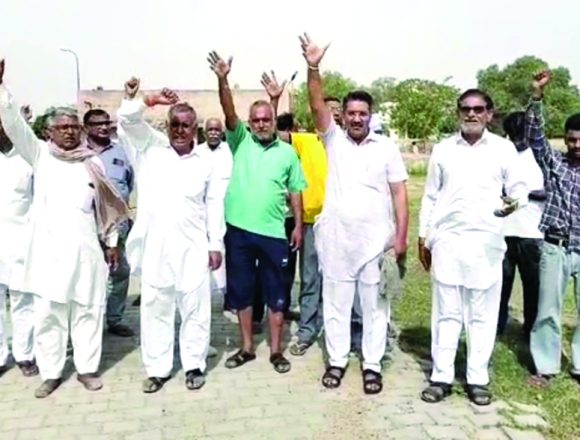 फिल्टर किए बगैर ट्यूबवैल का खारा पानी सप्लाई करने से आक्रोशित हुए ग्रामीण