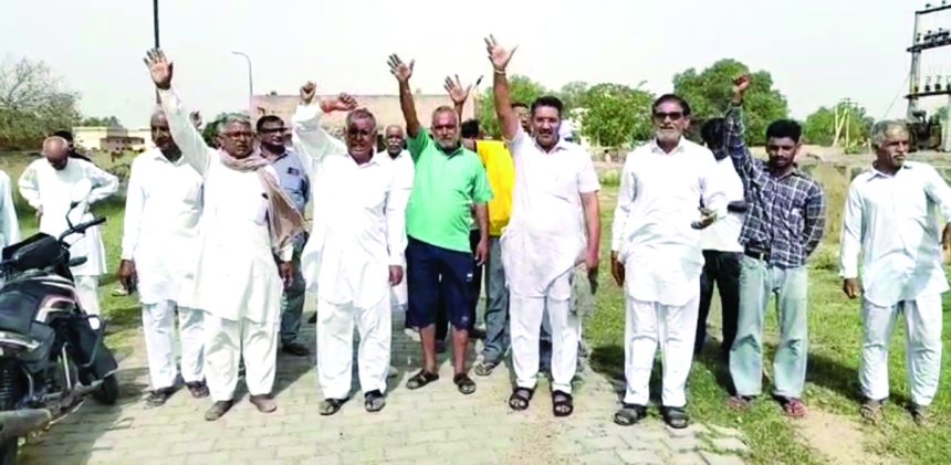h01 फिल्टर किए बगैर ट्यूबवैल का खारा पानी सप्लाई करने से आक्रोशित हुए ग्रामीण