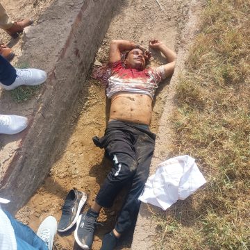 सड़क किनारे पक्के खाले में मिला खून से लथपथ युवक का शव