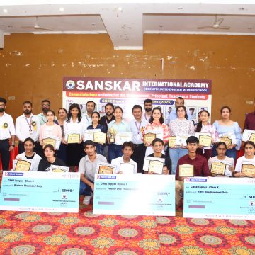 बोर्ड परीक्षा में अव्वल रहे स्टूडेंट विद्या रत्न पुरस्कार से सम्मानित