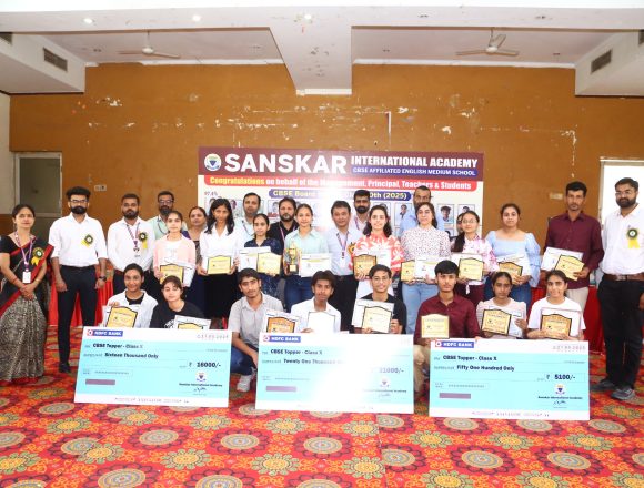 बोर्ड परीक्षा में अव्वल रहे स्टूडेंट विद्या रत्न पुरस्कार से सम्मानित