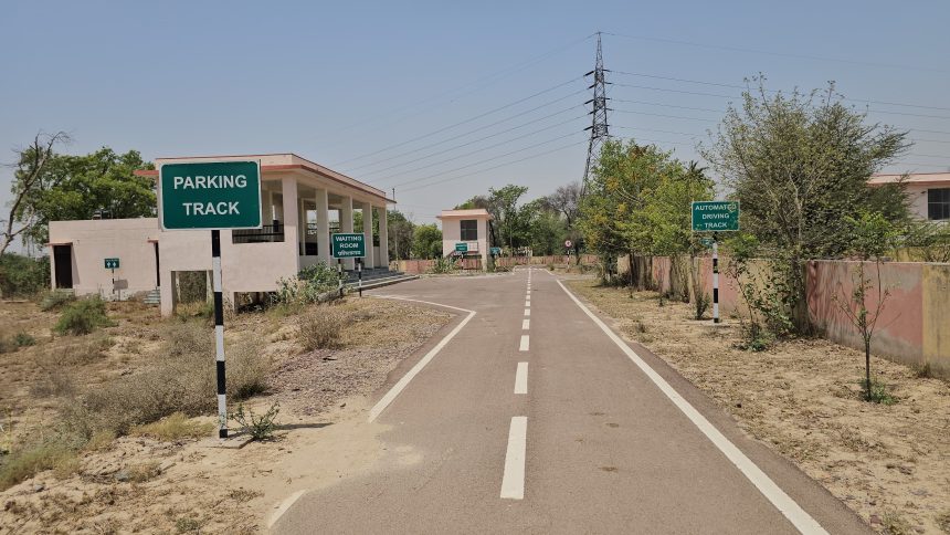 h03 धूल फांक रहा आटोमेटिक ड्राइविंग टेस्ट ट्रैक