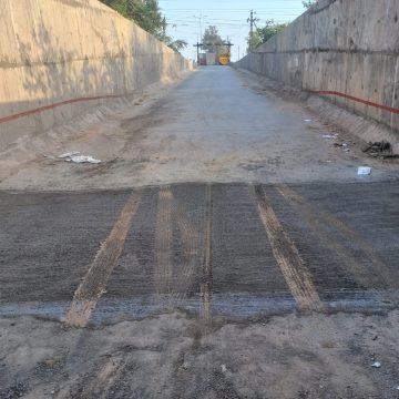 सीमेंटेड सड़क उखड़ने के कारण छह दिन से बंद है अण्डरपास से आवागमन